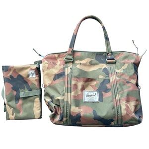 HERSCHEL Strand Duffle Bag w/changing Pad (Camo)